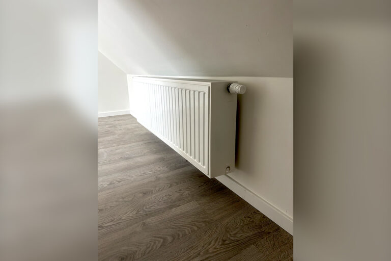 Wandgemonteerde radiator voor een gezellige woonkamer door Degryse Projects