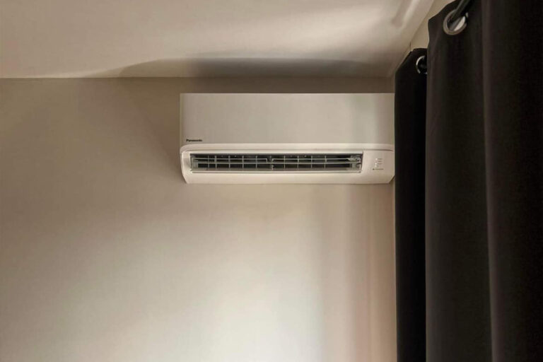 Binnenunit van Panasonic airconditioning geïnstalleerd aan het plafond van een kamer.